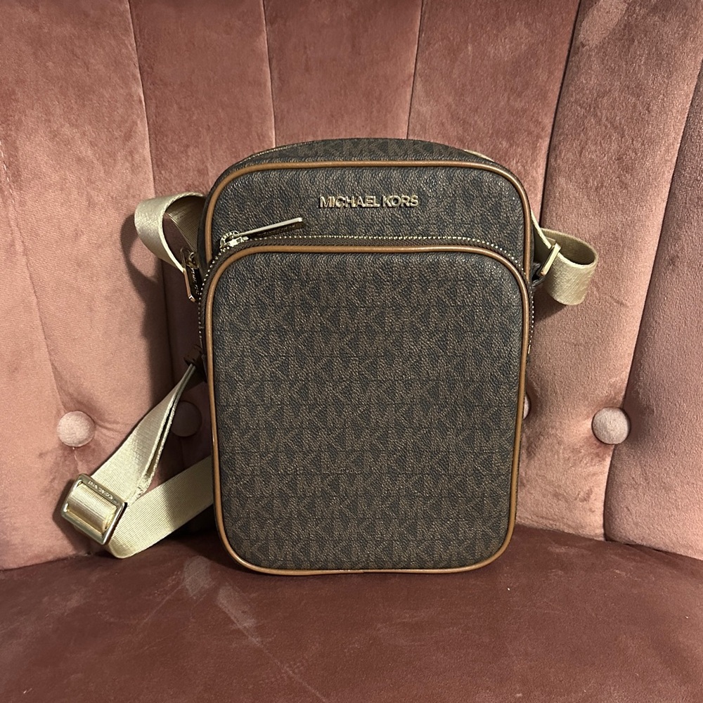 Michael Kors Jet Set Travel Signature Medium Flight Bag Crossbody (Brown)